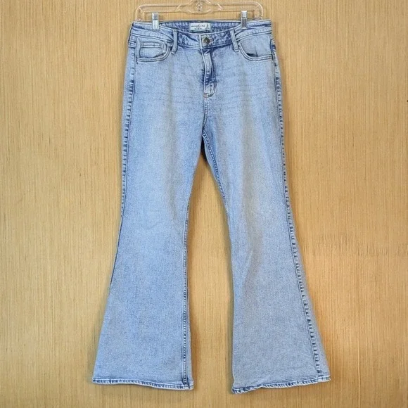 Abercrombie & Fitch Ultra High Rise The Flare Jeans Womens 10 Light Wash Retro - Picture 1 of 9